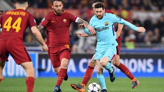 Messi trata de marcharse de tres rivales.