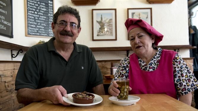 Paco Checa y Teresa Mena con dos de las tres variedades de caracoles que  se degustan en el negocio que regentan.