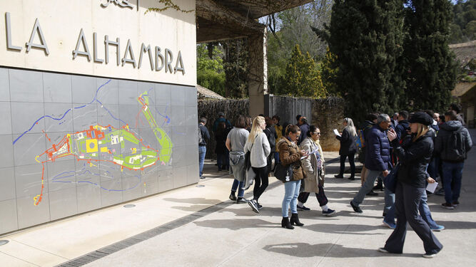Hoteles y agencias advierten del colapso del nuevo sistema de acceso a la Alhambra