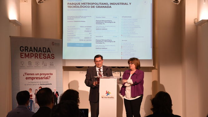 El presidente de la Diputación de Granada, José Entrena, junto a la diputada de Desarrollo Sostenible y Empleo, Ana Muñoz durante la presentación del catálogo industrial.
