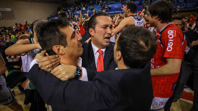 Pablo Pin se abraza con el presidente y parte de su cuerpo técnico tras el choque.