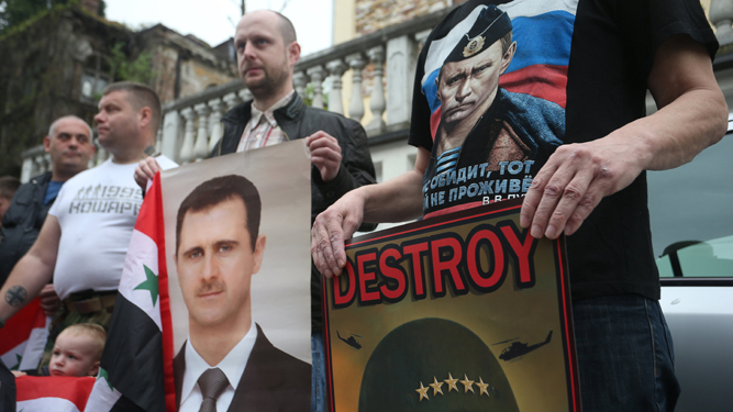 Manifestantes este domingo en Belgrado en apoyo a Bashar Al Assad y Vladimir Putin.