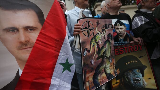 Serbios favorables al presidente sirio, en una manifetación en Belgrado.