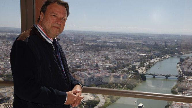 Alfredo Sánchez Monteseirín, ayer en el piso 37 de la Torre Sevilla, de la que se considera "partero".