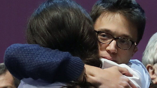 Errejón y Pablo Iglesias se abrazan en Vistalegre II, en febrero de 2017.