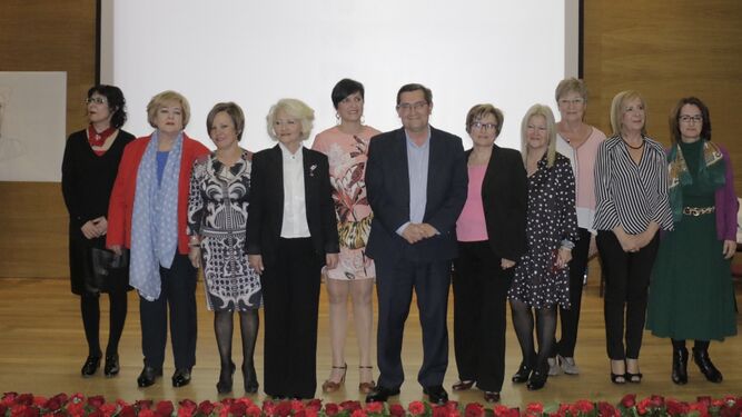 José Entrena, junto a las mujeres galardonadas con el premio María Lejárraga.