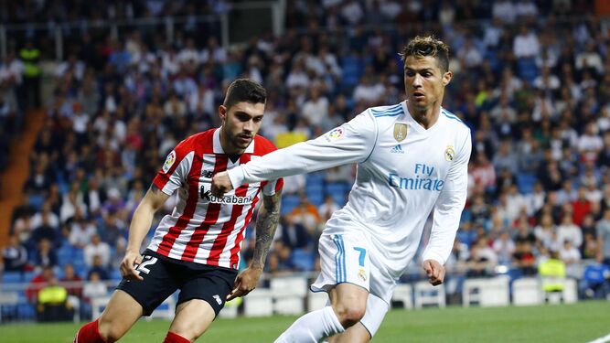 Cristiano Ronaldo trata de eludir la defensa del central del Athletic Unai Núñez.