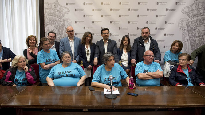 Representantes de los grupos municipales en el Ayuntamiento de Granada y miembros de la Plataforma de Santa Adela, ayer.