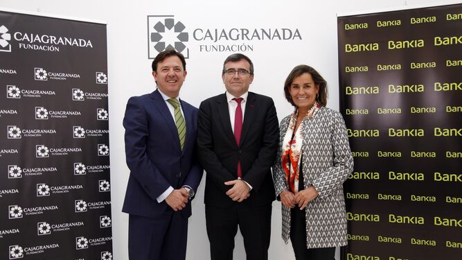 Firma del proyecto solidario con los responsables territoriales de Bankia y el director de CajaGranada Fundación.
