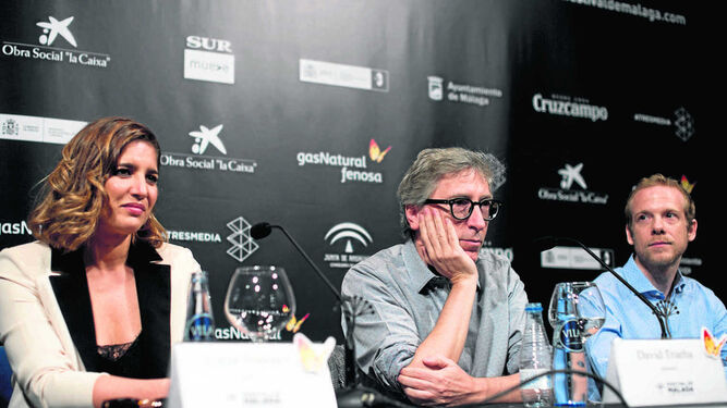 El director David Trueba, ayer, en la presentación de 'Casi 40', junto a los actores Lucía Jiménez y Fernando Ramallo.