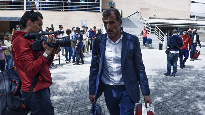 Óscar Arias, director deportivo, abandona la estación de Santa Justa tras la llegada del equipo.