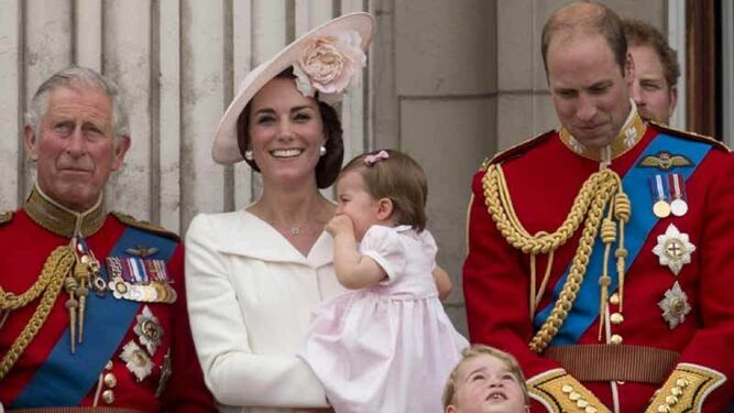 El príncipe Carlos bromea sobre el bebé de su hijo