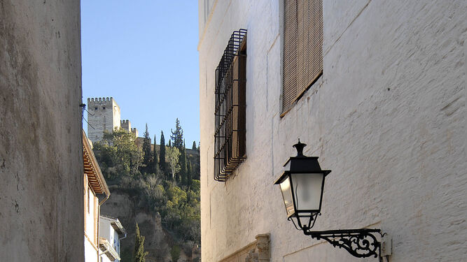 En Granada, el Albaicín es uno de los barrios que soportan una mayor presión de apartamentos turísticos.