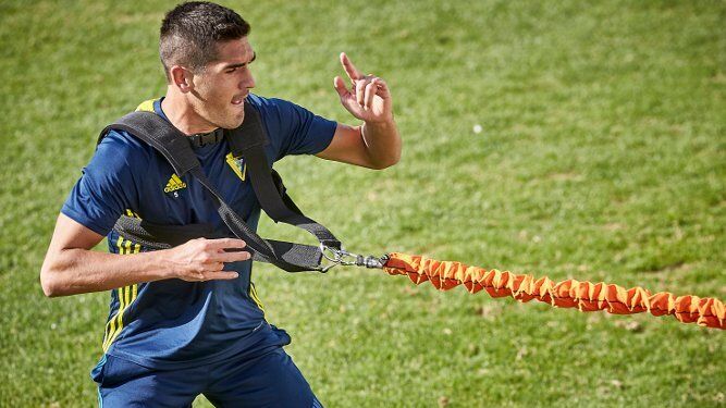 Jon Ander Garrido realiza un ejercicio de fuerza durante una sesión de trabajo en la Ciudad Deportiva de El Rosal.