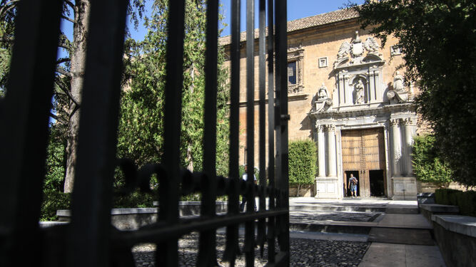 Acceso al Hospital Real, sede del Rectorado de la Universidad de Granada.