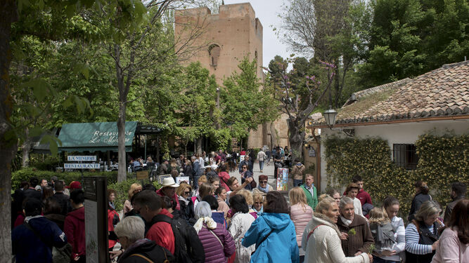 El frío 'estropeó' un poco la visita de los turistas nacionales y extranjeros a la Alhambra en el festivo del Primero de Mayo.