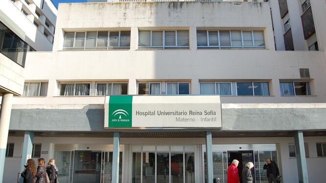 Entrada de acceso al Materno del Hospital Reina Sofía.