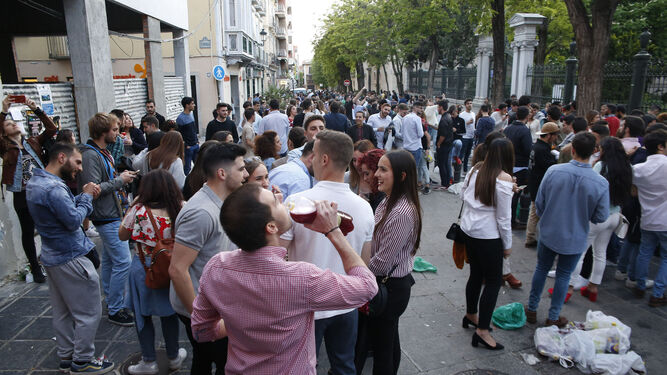 Los jóvenes invadieron varias calles del casco histórico con sus botellas de alcohol pese a las restricciones.