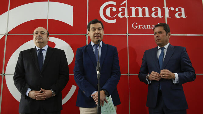 Sebastián Pérez (i), Juanma Moreno y Gerardo Cuerva, ayer en la Cámara de Comercio.