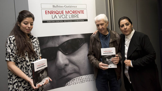Soleá Morente, el autor de la biografía y Aurora Carbonell, la viuda del flamenco.