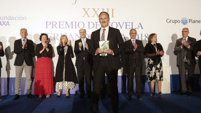 Los integrantes del jurado y las autoridades aplauden al ganador, Jorge Molist, tras recoger el premio que otorgan el Grupo Planeta y AXA.