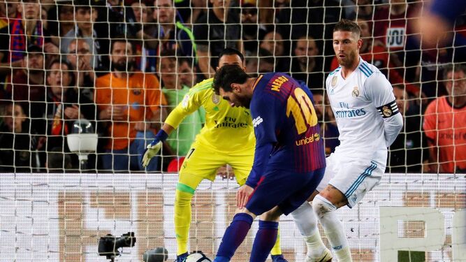 Leo Messi remata de rosca con la pierna izquierda para ponérsela imposible a Keylor Navas y anotar el 2-1 ante el madridista Sergio Ramos.