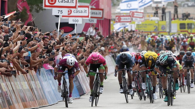 Viviani aprieta para adjudicarse al sprint la tercera etapa del Giro de Italia.