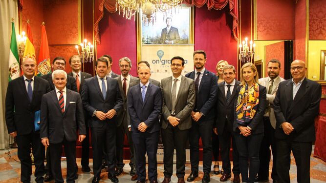 Los nuevos embajadores junto a  representantes políticos en el Ayuntamiento de Granada