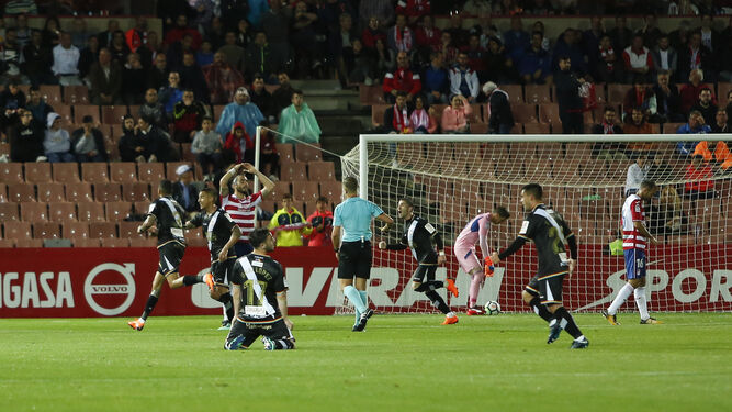 El primer gol del Rayo se vio venir desde el inicio de la segunda parte y terminó de hundir la frágil moral del Granada.