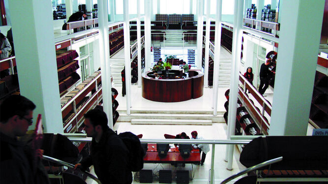 Interior de la Biblioteca de Andalucía, que comparte espacio con la Biblioteca Pública Provincial.