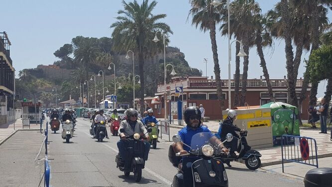 Las motos recorrieron ayer las calles de Almuñécar.