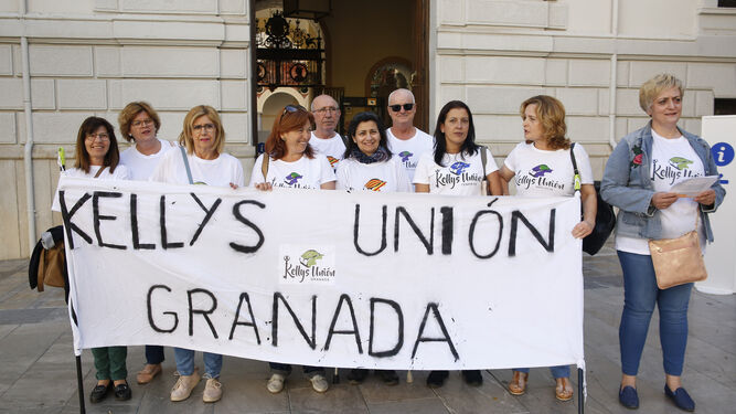 La Asociación Kellys Unión Granada, durante su presentación ayer en la plaza del Carmen de la capital.