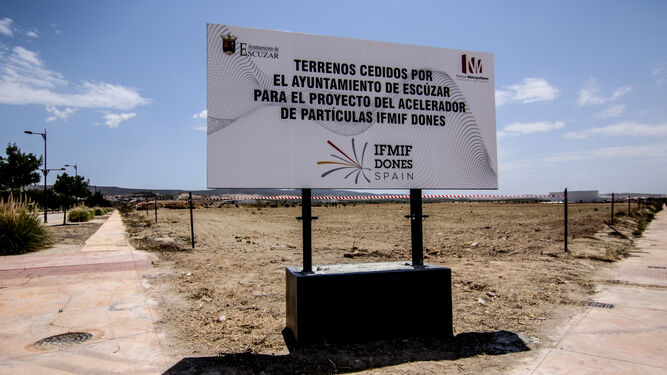 Un cartel informa de la cesión de los terrenos al proyecto del acelerador de partículas en Profitegra (Escúzar).