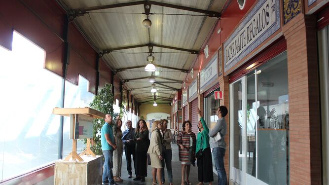 La delegada del distrito, Carmen Castreño, visita las instalaciones del Mercado de Triana.