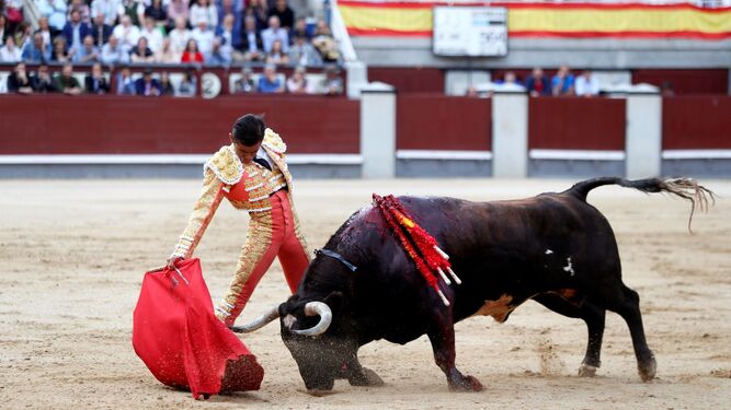 Joselito Adame, en un derechazo en Las Ventas, donde ayer cortó una oreja.