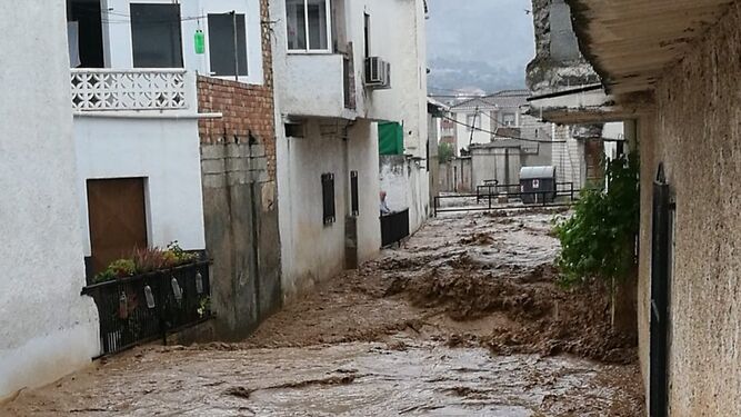 1 y 2. El Ayuntamiento compartió dos imágenes demoledoras que muestran la fuerza del agua en el municipio. 3. Por la tarde se empezaron a valorar los daños.