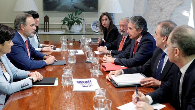 El consejero de Fomento, Felipe López, y el ministro de Fomento, Íñigo de la Serna, reunidos ayer en Madrid.