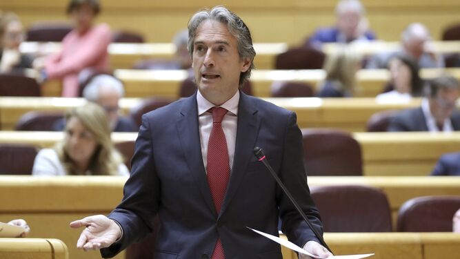 El ministro de Fomento, Íñigo de la Serna, durante la contestación al senador socialista granadino.