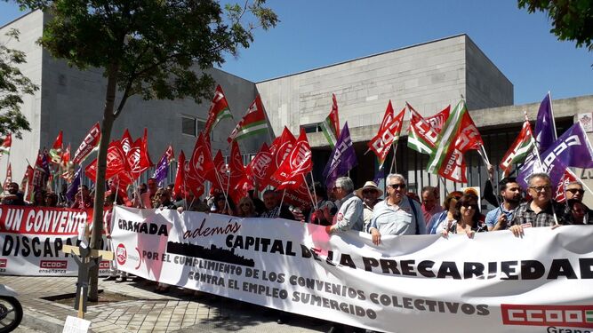 Los representantes de los trabajadores se concentraron ante la sede de la Confederación Granadina de Empresarios.