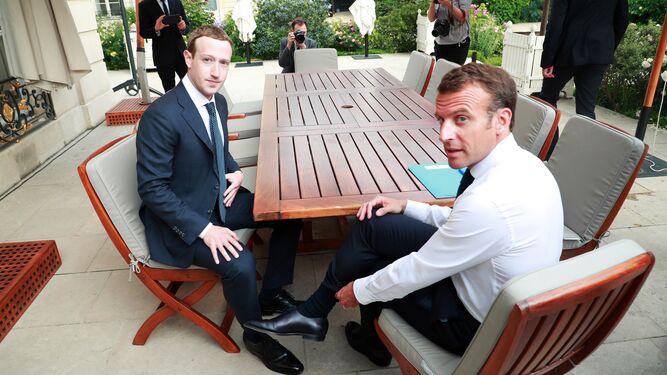Macron y Zuckerberg se reunieron ayer en el Palacio del Elíseo.