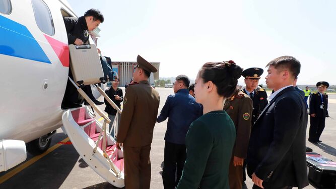 Un grupo de periodistas surcoreanos llega ayer a Corea del Norte para ver el desmantelamiento del centro nuclear.