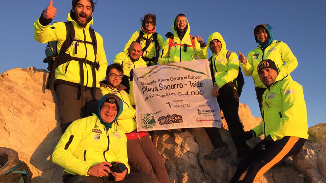 María Teresa Rodríguez y un grupo de acompañantes, en la cima del Teide.