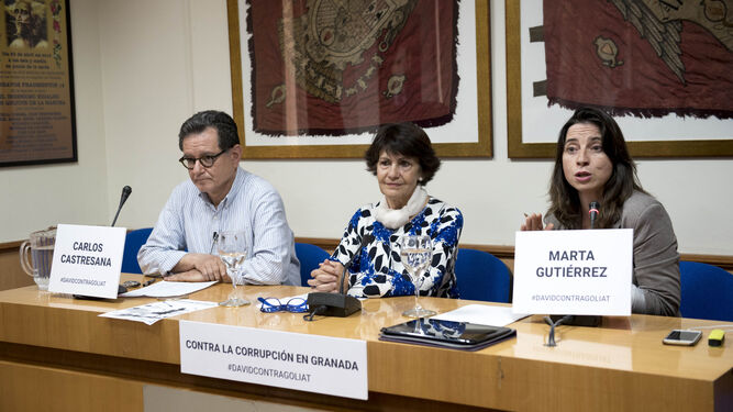 El fiscal anticorrupción Carlos Castresana durante su conferencia en el Centro Artístico de Granada, ayer.