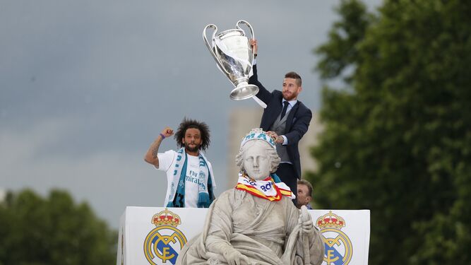 Sergio Ramos y Marcelo entregan la copa a la diosa Cibeles.