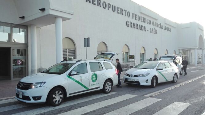 Taxis a las puertas del Aeropuerto Federico García Lorca Granada-Jaén.