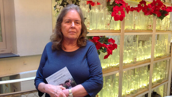 La escritora y crítica literaria Carolyn Richmond posa agarrada a su ensayo en la presentación de Madrid.