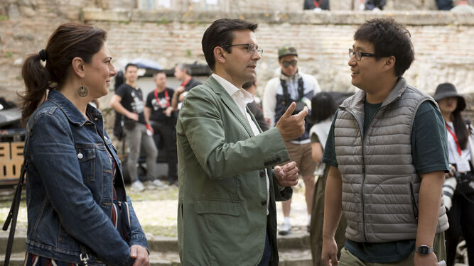 Francisco Cuenca y Raquel Ruz hablan con el director de la serie 'Recuerdos de la Alhambra', Ahn Gil-Ho.