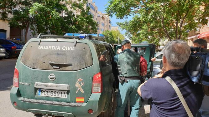 La Guardia Civil, en el momento de la detención esta mañana de un individuo en Estepona, en la calle Huerta Nueva.