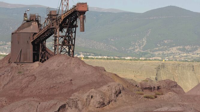Tramitan el permiso para exportar desde Carboneras el mineral de Minas de Alquife.