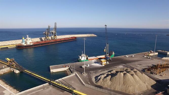 Imagen panorámica del Puerto de Carboneras, donde se cargará el hierro de Alquife